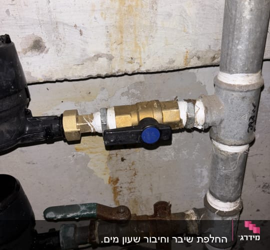 צינורות ומחברים במערכת אינסטלציה עם ברזים